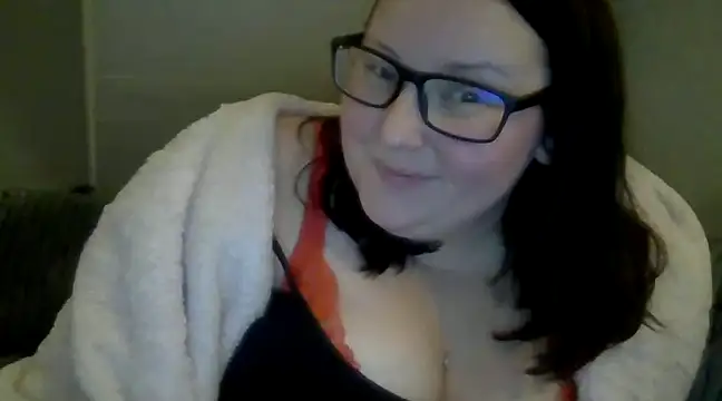 Snapshot of Curvy-Clare-30 chatting on December 6, 10:35 pm Curvy-Clare-30 online show from December 6, 10:35 pm