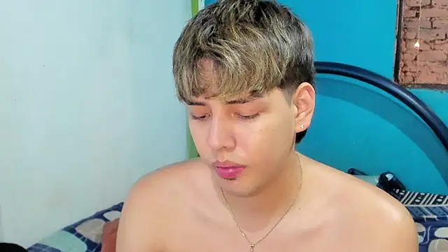 Snapshot of zackmontieel chatting on December 19, 3:51 am zackmontieel online show from December 19, 3:51 am