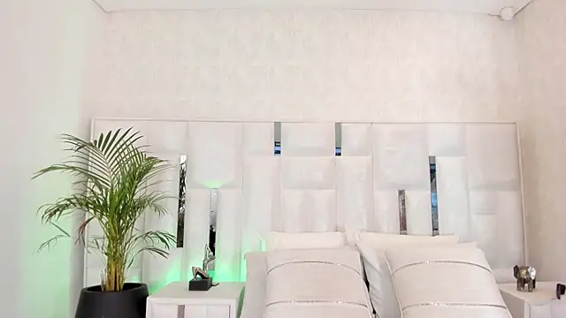 im nika  online show from October 2, 12:52 pm