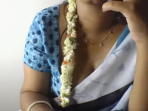 Snapshot of Sexy-Shalinii chatting on May 22, 5:22 pm Sexy-Shalinii online show from May 22, 5:22 pm