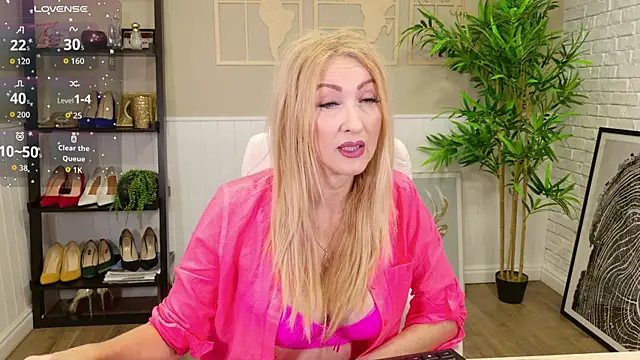 Snapshot of LadyLeea chatting on December 5, 5:28 am LadyLeea online show from December 5, 5:28 am