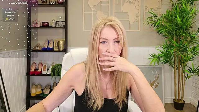 Snapshot of LadyLeea chatting on November 7, 5:23 am LadyLeea online show from November 7, 5:23 am