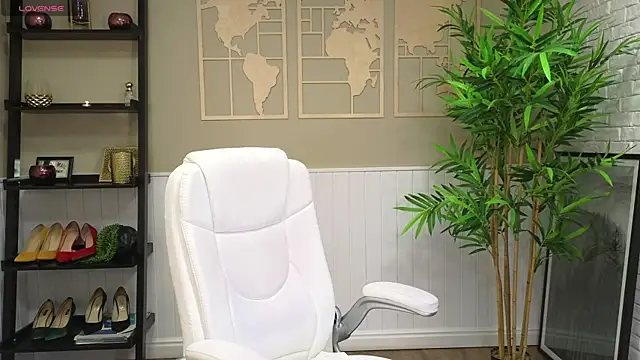Snapshot of LadyLeea chatting on February 22, 5:44 am LadyLeea online show from February 22, 5:44 am