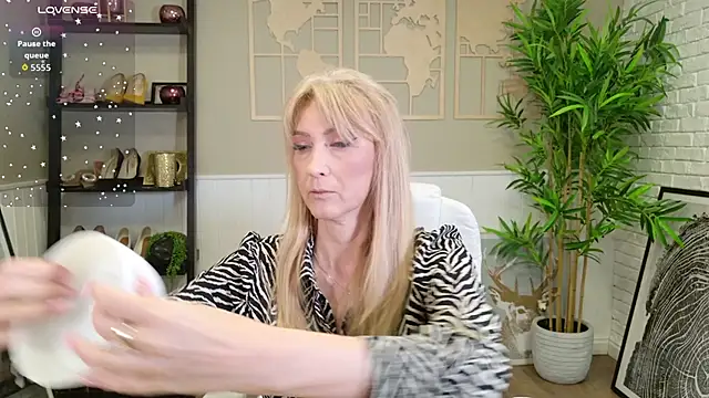 LadyLeea online show from May 7, 4:39 am