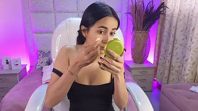 Mia Fischer online show from April 9, 12:00 pm