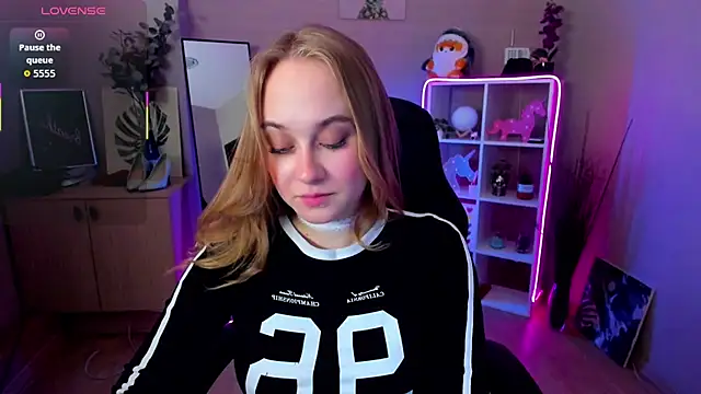 Snapshot of LianaBright chatting on February 15, 2:45 am LianaBright online show from February 15, 2:45 am