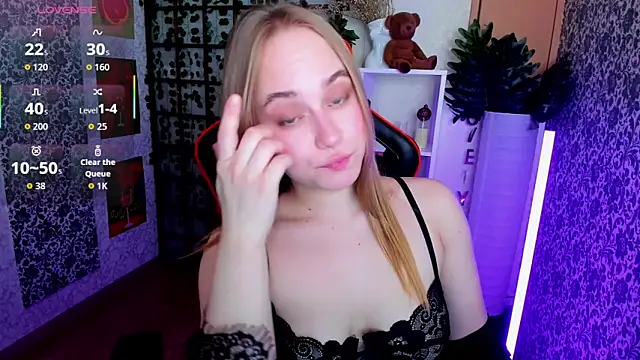 Snapshot of LianaBright chatting on February 8, 4:21 am LianaBright online show from February 8, 4:21 am