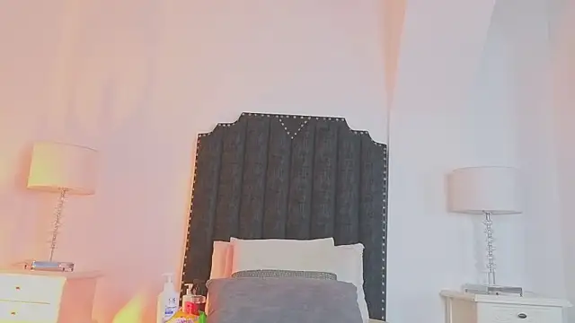 Snapshot of samanta_william chatting on September 25, 3:01 am samanta william online show from September 25, 3:01 am