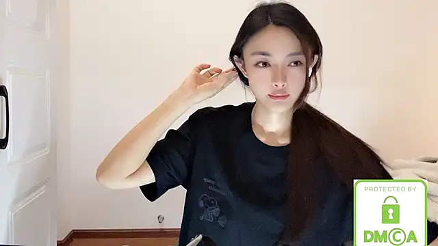 SarahYang online show from May 12, 8:32 am