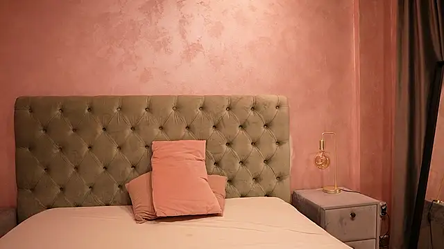 Snapshot of LucyWilow chatting on February 6, 5:36 am LucyWilow online show from February 6, 5:36 am