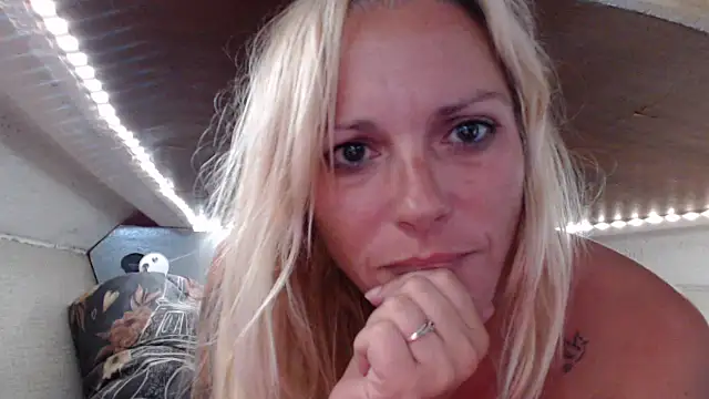 Snapshot of Doucelouve9 chatting on July 16, 4:59 pm Doucelouve9 online show from July 16, 4:59 pm