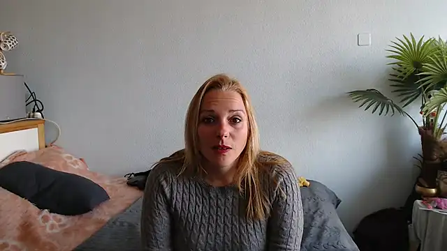 Doucelouve9 online show from March 12, 9:12 am