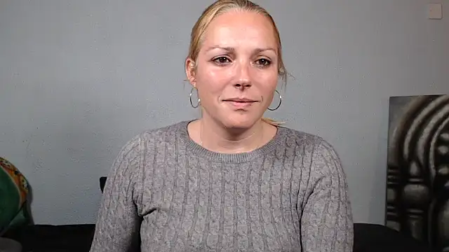 Snapshot of Doucelouve9 chatting on January 14, 5:05 pm Doucelouve9 online show from January 14, 5:05 pm