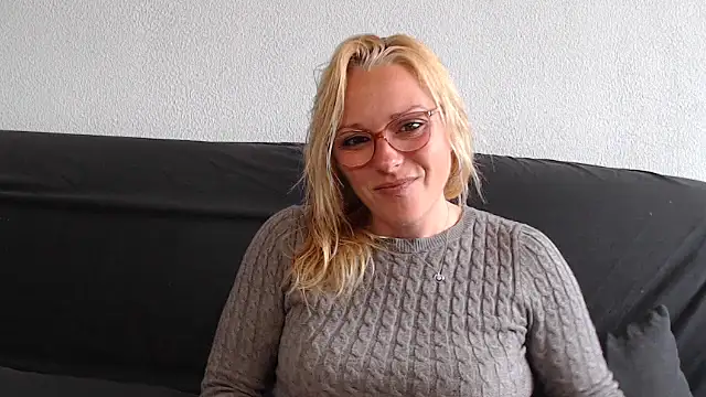 Snapshot of Doucelouve9 chatting on February 28, 1:55 pm Doucelouve9 online show from February 28, 1:55 pm