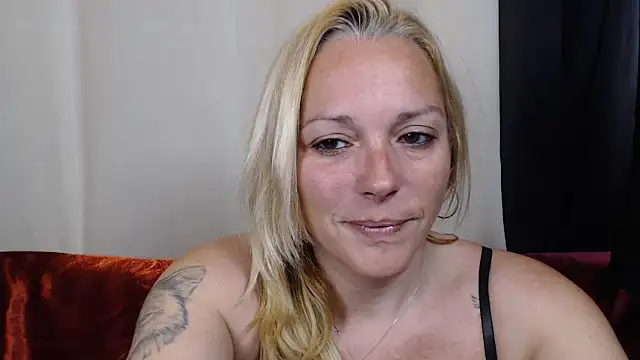 Doucelouve9 online show from March 6, 9:15 am