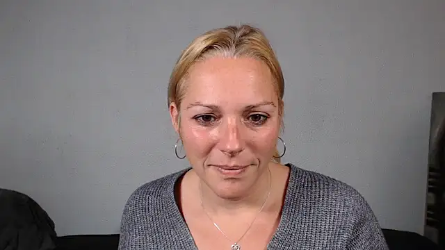 Snapshot of Doucelouve9 chatting on December 18, 5:17 pm Doucelouve9 online show from December 18, 5:17 pm