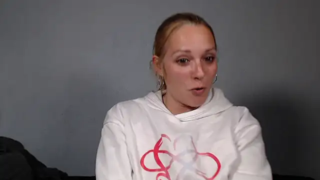 Snapshot of Doucelouve9 chatting on February 9, 5:11 pm Doucelouve9 online show from February 9, 5:11 pm