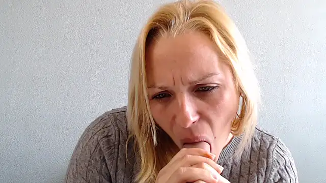 Snapshot of Doucelouve9 chatting on February 14, 2:06 pm Doucelouve9 online show from February 14, 2:06 pm