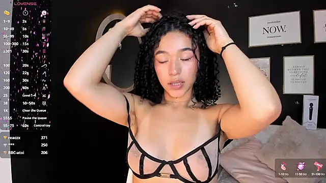 Crystal Dluna online show from February 26, 8:04 pm