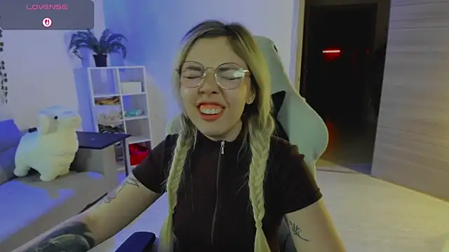 whoa-hoa-hoa-hoa-hoa online show from December 17, 9:09 pm