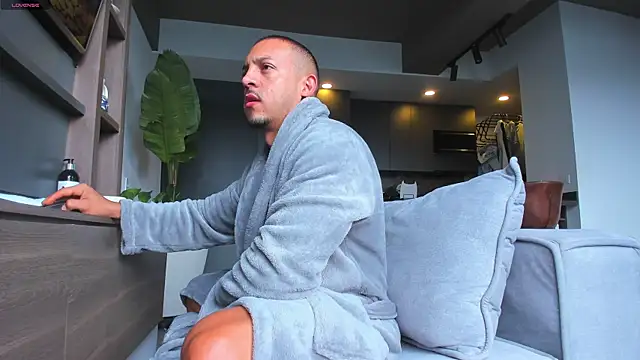 Snapshot of Maximo_Marcelo chatting on December 3, 12:04 pm Maximo Marcelo online show from December 3, 12:04 pm