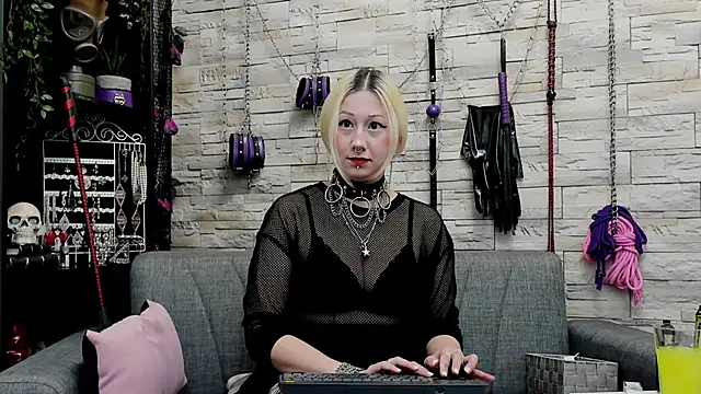 CruelMistress online show from October 28, 11:25 pm