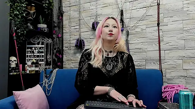 Snapshot of CruelMistress chatting on January 12, 12:39 am CruelMistress online show from January 12, 12:39 am