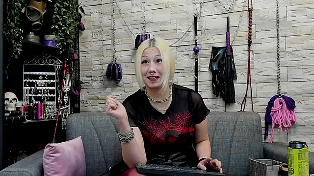 Snapshot of CruelMistress chatting on October 2, 4:10 pm CruelMistress online show from October 2, 4:10 pm