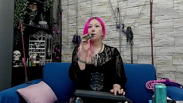 Snapshot of CruelMistress chatting on December 20, 12:30 am CruelMistress online show from December 20, 12:30 am