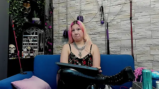 Snapshot of CruelMistress chatting on January 7, 3:03 am CruelMistress online show from January 7, 3:03 am