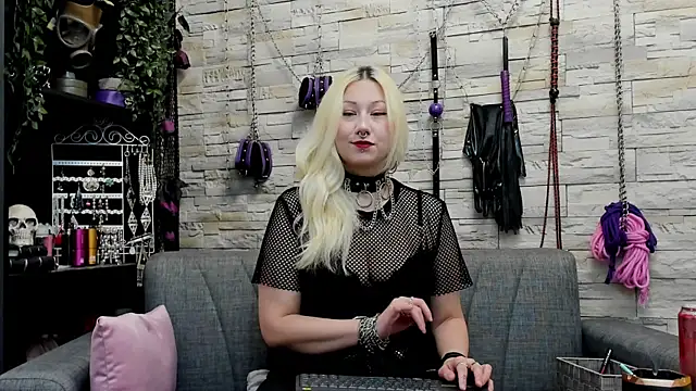 Snapshot of CruelMistress chatting on October 9, 11:16 pm CruelMistress online show from October 9, 11:16 pm