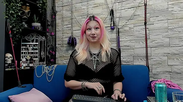 Snapshot of CruelMistress chatting on January 8, 12:17 am CruelMistress online show from January 8, 12:17 am