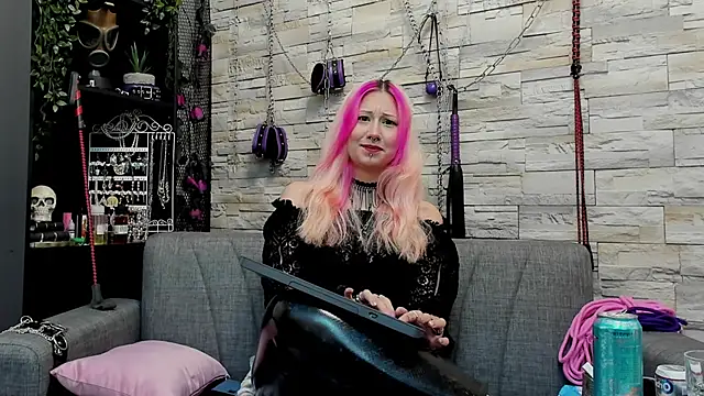 Snapshot of CruelMistress chatting on December 24, 3:49 am CruelMistress online show from December 24, 3:49 am