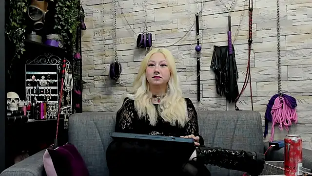 Snapshot of CruelMistress chatting on September 9, 11:58 pm CruelMistress online show from September 9, 11:58 pm