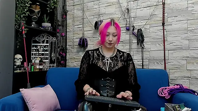 Snapshot of CruelMistress chatting on December 20, 3:36 am CruelMistress online show from December 20, 3:36 am