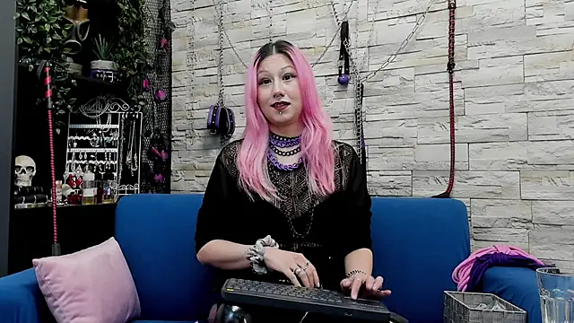 Snapshot of CruelMistress chatting on February 22, 3:23 am CruelMistress online show from February 22, 3:23 am