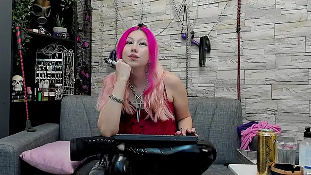 Snapshot of CruelMistress chatting on December 11, 1:05 am CruelMistress online show from December 11, 1:05 am