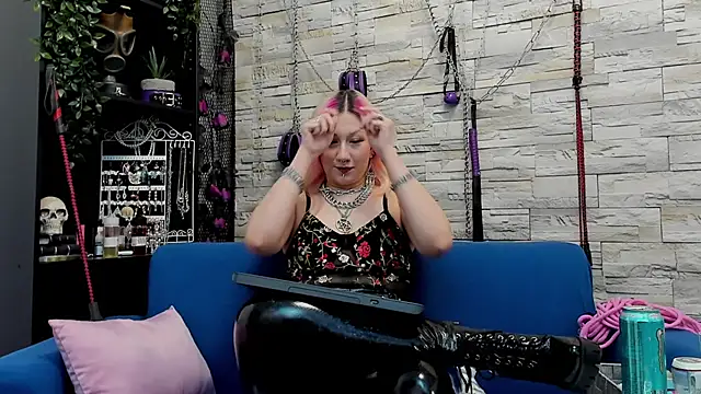 Snapshot of CruelMistress chatting on January 7, 12:03 am CruelMistress online show from January 7, 12:03 am