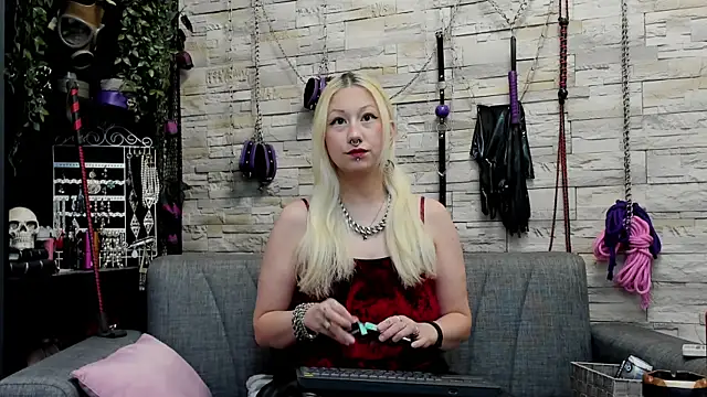 Snapshot of CruelMistress chatting on October 7, 11:28 pm CruelMistress online show from October 7, 11:28 pm