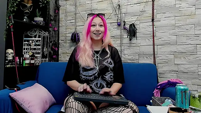 Snapshot of CruelMistress chatting on December 18, 2:10 am CruelMistress online show from December 18, 2:10 am