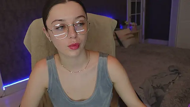Snapshot of DinaCandy chatting on March 9, 2:43 pm DinaCandy online show from March 9, 2:43 pm