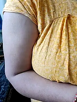 Snapshot of milf-kaira chatting on January 2, 6:18 am milf-kaira online show from January 2, 6:18 am