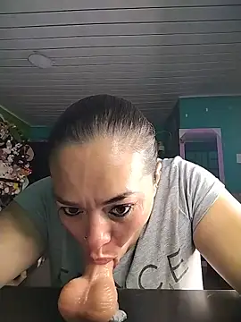 Snapshot of emily_sweet13 chatting on June 3, 12:28 pm emily sweet13 online show from June 3, 12:28 pm