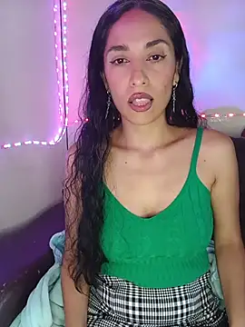 Snapshot of chloewildd_ chatting on May 27, 4:03 pm chloewildd online show from May 27, 4:03 pm