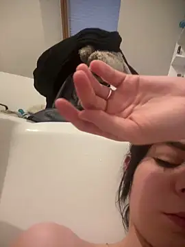 Petite moi online show from April 4, 6:47 pm