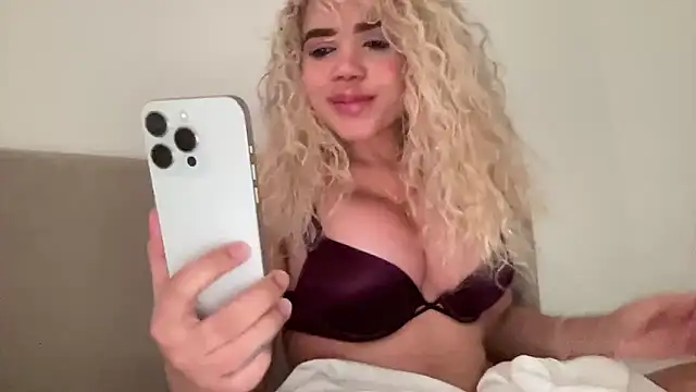 Snapshot of brithneysquirt chatting on February 16, 7:18 am brithneysquirt online show from February 16, 7:18 am