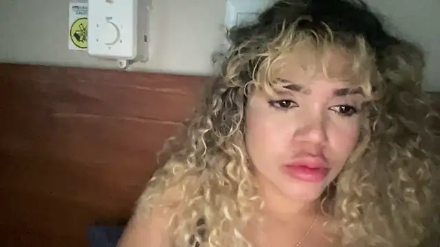 Snapshot of brithneysquirt chatting on February 1, 5:27 am brithneysquirt online show from February 1, 5:27 am