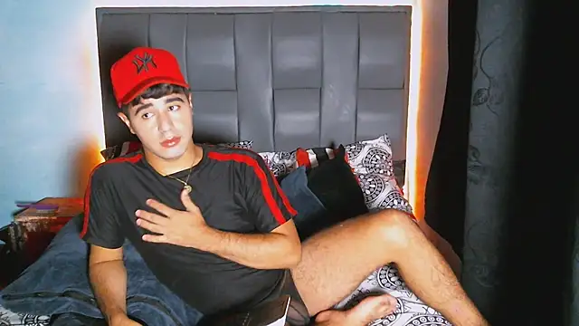 Snapshot of beautiful_james chatting on December 21, 3:14 am beautiful james online show from December 21, 3:14 am