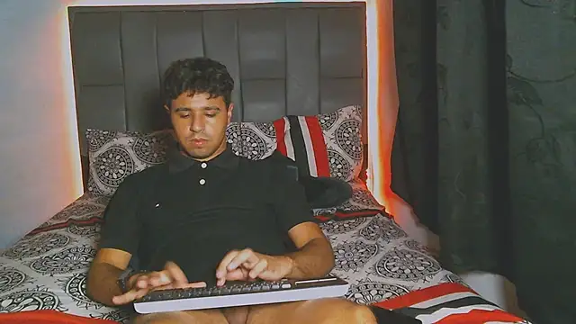 Snapshot of beautiful_james chatting on December 17, 6:13 am beautiful james online show from December 17, 6:13 am