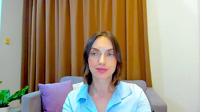Snapshot of LovelyeeMia chatting on October 14, 11:11 am LovelyeeMia online show from October 14, 11:11 am